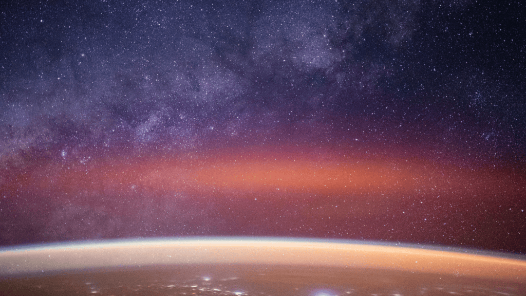 NASA · The Galaxy Next Door. Vía Láctea y resplandor atmosférico sobre la costa oriental de África, vistos desde la ISS. Recurso de imagen publicado el 6/3/2026.